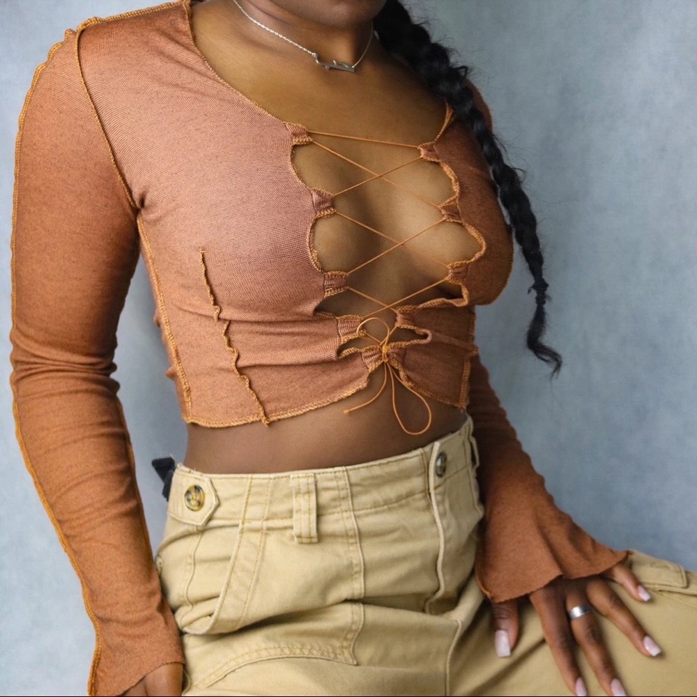 💕😍❤️MAKE AN OFFER! LACE UP CROPPED TOP❤️😍💕 - Picture 1 of 4